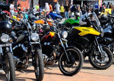 KUALA LUMPUR, MALAYSIA - 29 Temmuz 2017: Açık alanda büyük bisiklet ve süper motosiklet park grubu.   