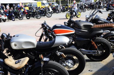 KUALA LUMPUR, MALAYSIA - 29 Temmuz 2017: Açık alanda büyük bisiklet ve süper motosiklet park grubu.   