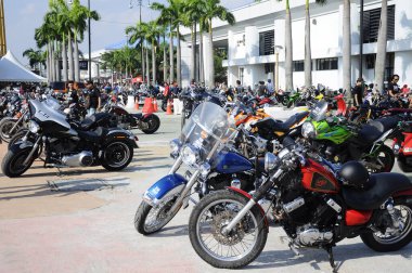 KUALA LUMPUR, MALAYSIA - 29 Temmuz 2017: Açık alanda büyük bisiklet ve süper motosiklet park grubu.   
