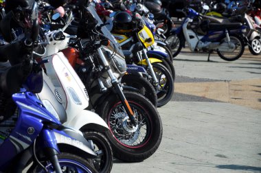 KUALA LUMPUR, MALAYSIA - 29 Temmuz 2017: Açık alanda büyük bisiklet ve süper motosiklet park grubu.   