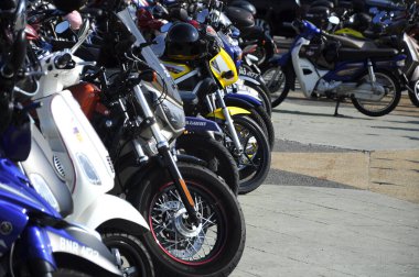 KUALA LUMPUR, MALAYSIA - 29 Temmuz 2017: Açık alanda büyük bisiklet ve süper motosiklet park grubu.   