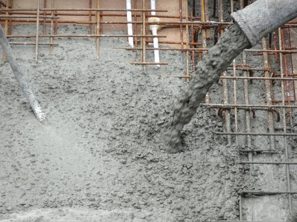 Kuala Lumpur Malaysia June 2017 Pekerja Konstruksi Menuangkan Beton Basah — Stok Foto