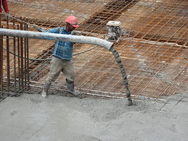 Kuala Lumpur Malaysia June 2017 Construction Workers Pouring Wet Concrete — Stock Photo, Image