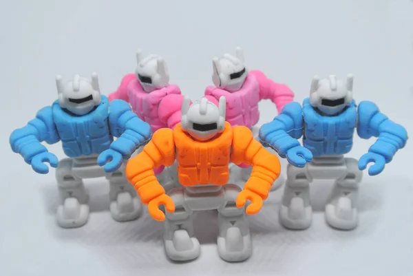 Robot Juguete Pequeño Naranja Rosa Azul Hecho Goma Borrador Aislada — Foto de Stock