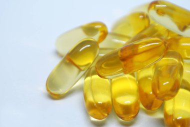 Beyaz arkaplanda balık yağı kapsülleri izole 