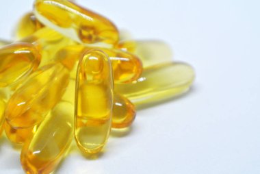 Beyaz arkaplanda balık yağı kapsülleri izole 