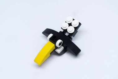 Bir karga şekli renkli plastik oyuncak bloklarından yapılmıştır..