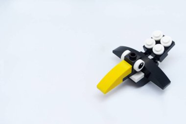 Bir karga şekli renkli plastik oyuncak bloklarından yapılmıştır..
