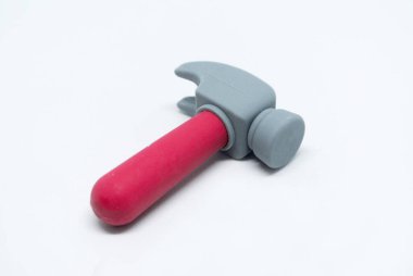 Seçici odaklanma, beyaz arka planda izole edilmiş kırmızı ve gri kauçuktan yapılmış oyuncak çekiç görüntüsü..