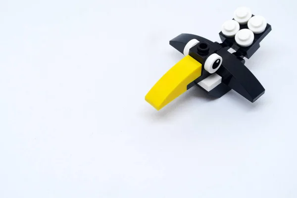 乌鸦的形状是用五颜六色的塑料玩具块做成的 — 图库照片