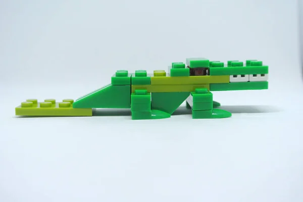 Forma Crocodilo Verde Feita Tijolos Brinquedo Plástico Colorido — Fotografia de Stock