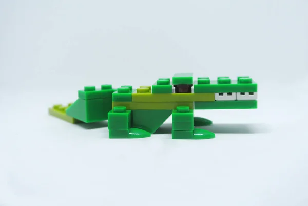 Forma Crocodilo Verde Feita Tijolos Brinquedo Plástico Colorido — Fotografia de Stock