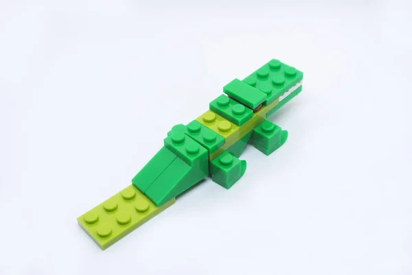 Форма Зеленого Крокодила Зроблена Різнокольорової Пластикової Іграшкової Цегли — стокове фото