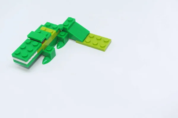 Tvar Zeleného Krokodýla Vyroben Barevných Plastových Cihel Hraček — Stock fotografie