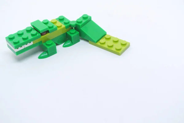 Форма Зеленого Крокодила Зроблена Різнокольорової Пластикової Іграшкової Цегли — стокове фото