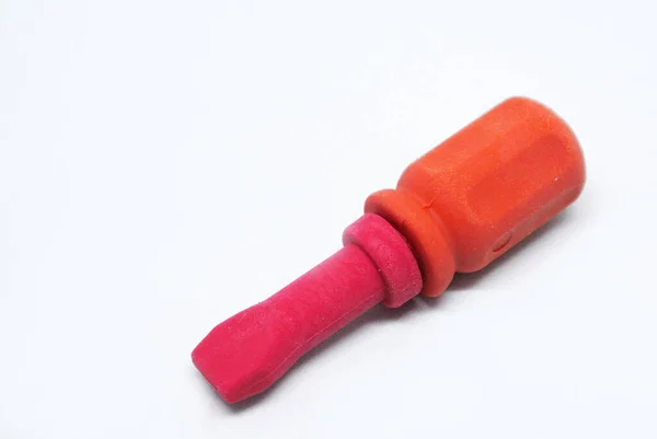 白を基調とした赤とオレンジのゴムで作られたおもちゃのドライバーのイメージです — ストック写真