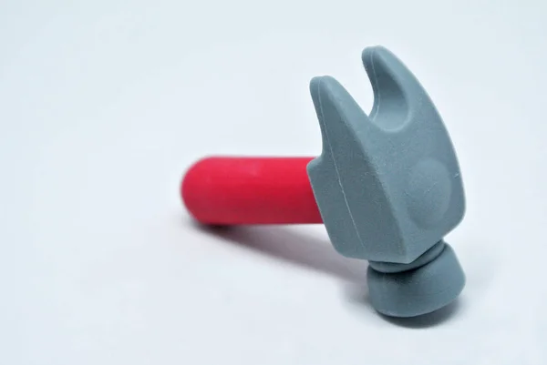 選択的焦点 白い背景に隔離された赤と灰色の柔らかいゴムから作られたおもちゃのハンマーのイメージ — ストック写真