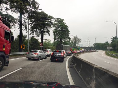 KUALA LUMPUR, MALAYSIA, 7 Haziran 2020: En yoğun saatlerde Malezya otoyollarında trafik sıkışıklığı. Araçlar kendi yollarında yavaş hareket ederler..