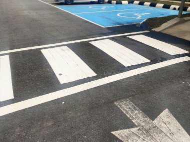 Zebra yayalar için yoldan geçiyor. Termoplastik malzemeden yapılmış ve ışık yansıtan parçacıklara sahip. Yayalara güvenlik avantajı sağlıyor.