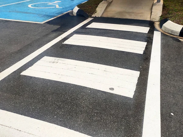 Cruzamento Zebra Para Pedestres Estrada Feito Material Termoplástico Tem Partículas — Fotografia de Stock