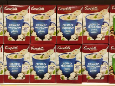 SEREMBAN, MALAYSIA - 9 Temmuz 2020: Kutu ve kutuların paketlenmesinde çeşitli lezzetlerdeki mantar çorbası da yer almaktadır. Satış rafında müşteriler için sergileniyor.