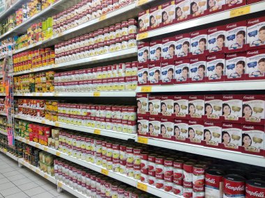 SEREMBAN, MALAYSIA - 9 Temmuz 2020: Kutu ve kutuların paketlenmesinde çeşitli lezzetlerdeki mantar çorbası da yer almaktadır. Satış rafında müşteriler için sergileniyor.