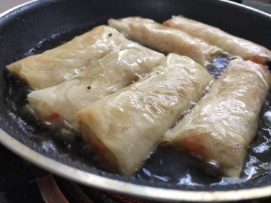 Popiah ya da börekler sıcak yağ kullanılarak pişirilir ve yemek için sunulur. Dolu çeşitleri var..  