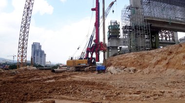 KUALA LUMPUR, MALAYSIA - 30 Mart 2020: İnşaat alanında yığın teçhizat makinesi. Bu makine vakıf inşaatı için hurda yığını sürüyordu. Yetenekli işçiler tarafından işletiliyor.. 