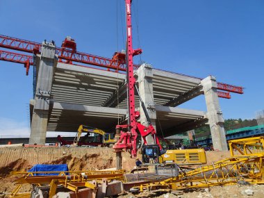 KUALA LUMPUR, MALAYSIA - 30 Mart 2020: İnşaat alanında yığın teçhizat makinesi. Bu makine vakıf inşaatı için hurda yığını sürüyordu. Yetenekli işçiler tarafından işletiliyor.. 