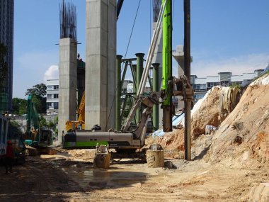 KUALA LUMPUR, MALAYSIA - 30 Mart 2020: İnşaat alanında yığın teçhizat makinesi. Bu makine vakıf inşaatı için hurda yığını sürüyordu. Yetenekli işçiler tarafından işletiliyor.. 