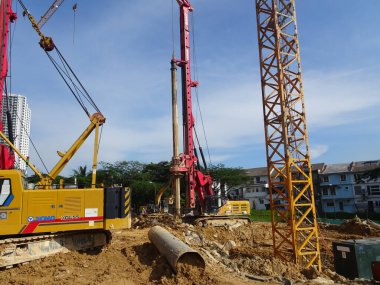 KUALA LUMPUR, MALAYSIA - 30 Mart 2020: İnşaat alanında yığın teçhizat makinesi. Bu makine vakıf inşaatı için hurda yığını sürüyordu. Yetenekli işçiler tarafından işletiliyor.. 