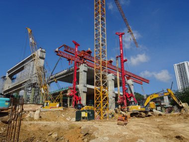 KUALA LUMPUR, MALAYSIA - 30 Mart 2020: İnşaat alanında yığın teçhizat makinesi. Bu makine vakıf inşaatı için hurda yığını sürüyordu. Yetenekli işçiler tarafından işletiliyor.. 