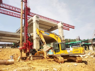 KUALA LUMPUR, MALAYSIA - 30 Mart 2020: İnşaat alanında yığın teçhizat makinesi. Bu makine vakıf inşaatı için hurda yığını sürüyordu. Yetenekli işçiler tarafından işletiliyor.. 