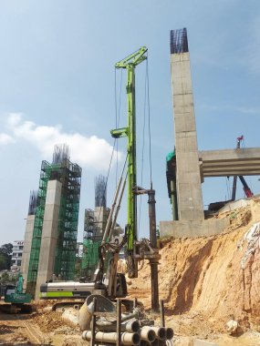 KUALA LUMPUR, MALAYSIA - 30 Mart 2020: İnşaat alanında yığın teçhizat makinesi. Bu makine vakıf inşaatı için hurda yığını sürüyordu. Yetenekli işçiler tarafından işletiliyor.. 