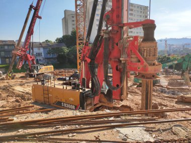 KUALA LUMPUR, MALAYSIA - 30 Mart 2020: İnşaat alanında yığın teçhizat makinesi. Bu makine vakıf inşaatı için hurda yığını sürüyordu. Yetenekli işçiler tarafından işletiliyor.. 