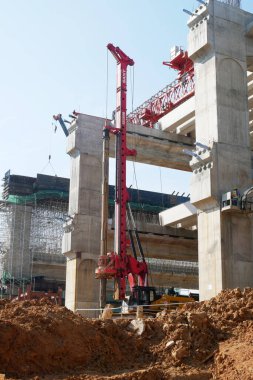 KUALA LUMPUR, MALAYSIA - 30 Mart 2020: İnşaat alanında yığın teçhizat makinesi. Bu makine vakıf inşaatı için hurda yığını sürüyordu. Yetenekli işçiler tarafından işletiliyor.. 