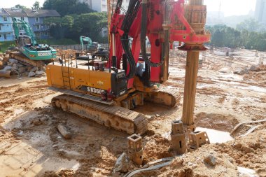 KUALA LUMPUR, MALAYSIA - 30 Mart 2020: İnşaat alanında yığın teçhizat makinesi. Bu makine vakıf inşaatı için hurda yığını sürüyordu. Yetenekli işçiler tarafından işletiliyor.. 