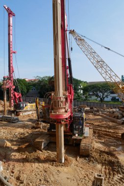 KUALA LUMPUR, MALAYSIA - 30 Mart 2020: İnşaat alanında yığın teçhizat makinesi. Bu makine vakıf inşaatı için hurda yığını sürüyordu. Yetenekli işçiler tarafından işletiliyor.. 