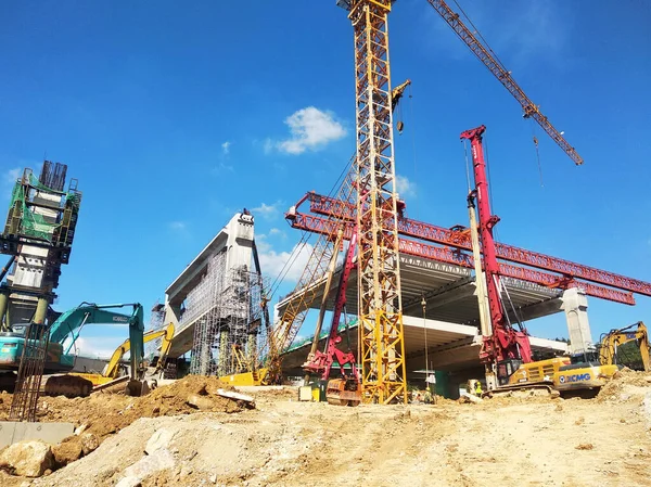 クアラルンプール マレーシア 2020年3月30日 建設現場で杭打設機を生産 機械は基礎工事のために杭を打ち込むために使用しました 熟練した労働者が経営する — ストック写真
