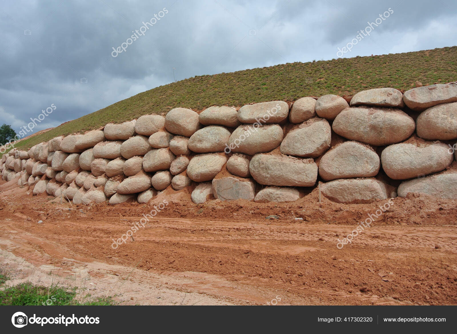 Batu Batu Besar Ditumpuk Tanah Dan Digunakan Sebagai Dinding Penahan ...