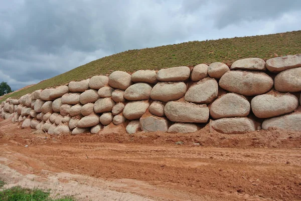 Steinblöcke Werden Auf Dem Boden Gestapelt Und Als Stützmauern Verwendet — Stockfoto