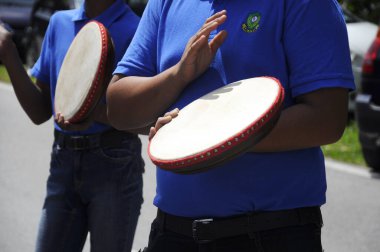 KUALA LUMPUR, MALAYSIA - 2 Mart 2019: Çocuk Malezya geleneksel düğün töreninde kompang oynuyor. Onlar kompang çalarken birlikte şarkılar söyleyecekler. Kompang geleneksel Malezya davuludur.. 