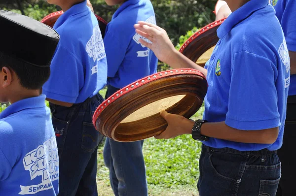 Kuala Lumpur Malaysia 2019年3月2日 マレーの伝統的な結婚式で男の子がカンパンを演奏します 彼らはカンパンを演奏しながら一緒に歌を歌います コンパン Kompang マレー伝統の太鼓 — ストック写真