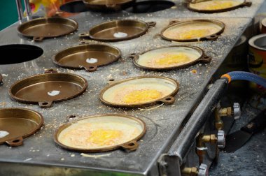 Apam Balik ya da Malezya Fıstıklı Krep cirosu. Şekerli ve mısır soslu un krepi. Sıcak tavayla pişirilmiş. Malezya 'da meşhur sokak yemekleri. 