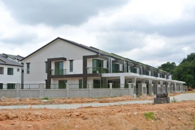 SEREMBAN, MALAYSIA -NİSAN 09, 2020: Malezya 'da inşa halindeki yeni çift katlı lüks teras evi. Modern ve çağdaş stili olan bir mimar tarafından tasarlandı..