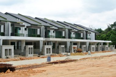 SEREMBAN, MALAYSIA -NİSAN 09, 2020: Malezya 'da inşa halindeki yeni çift katlı lüks teras evi. Modern ve çağdaş stili olan bir mimar tarafından tasarlandı..