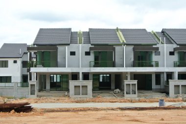 SEREMBAN, MALAYSIA -NİSAN 09, 2020: Malezya 'da inşa halindeki yeni çift katlı lüks teras evi. Modern ve çağdaş stili olan bir mimar tarafından tasarlandı..