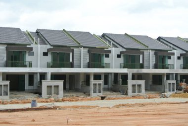 SEREMBAN, MALAYSIA -NİSAN 09, 2020: Malezya 'da inşa halindeki yeni çift katlı lüks teras evi. Modern ve çağdaş stili olan bir mimar tarafından tasarlandı..