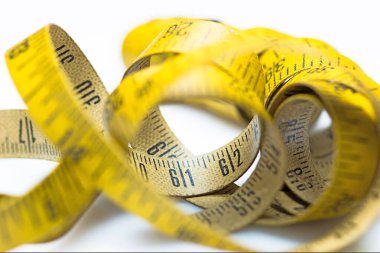 Beyaz arkaplanda klasik sarı mezura.