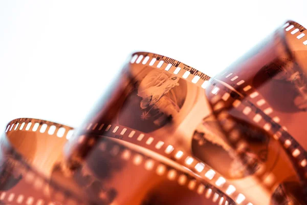 Beyaz arkaplanda 35 mm 'lik fotoğraf filmi.